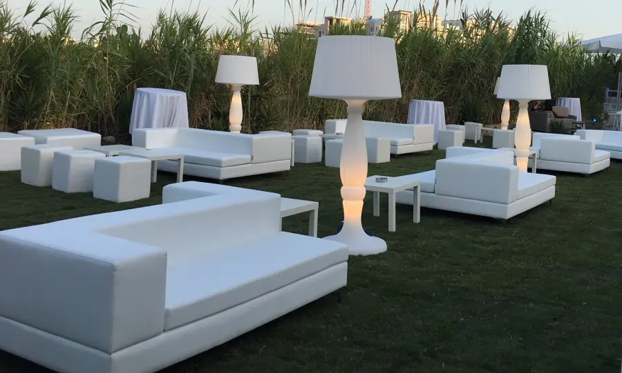 Noleggio divani pouff e arredi a Roma