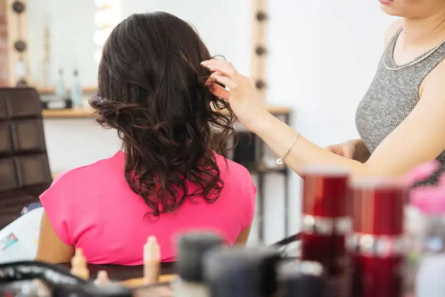 Capelli ondulati alla Belen? Come funziona la piastra onde triferro