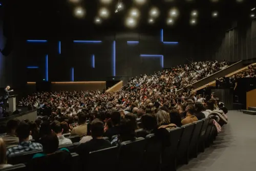 Creare connessioni autentiche dal vivo: il nuovo standard delle manifestazioni ad alto impatto