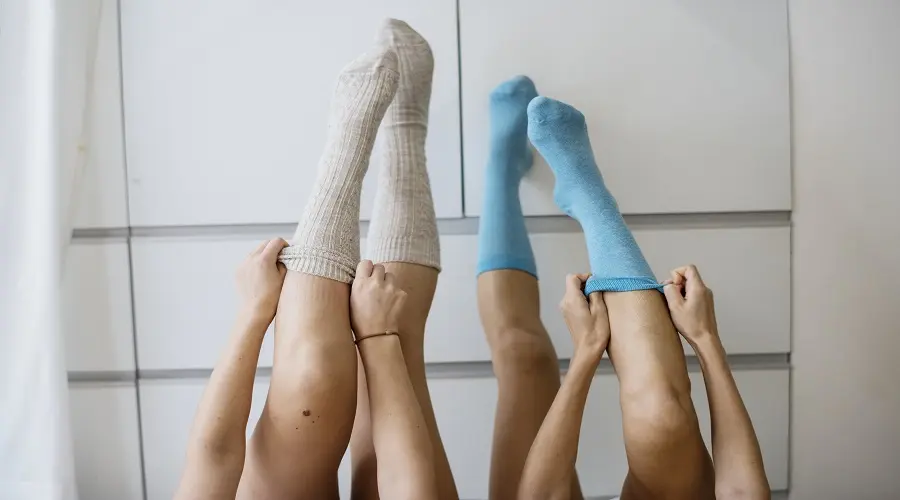 Calze a supporto elastico, un aiuto per le caviglie gonfie